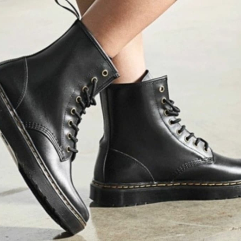 Woman's DR MARTENS sz 10